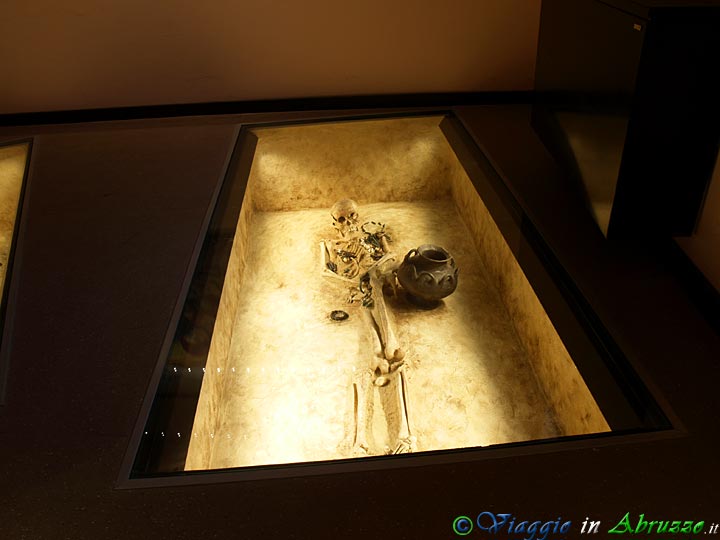 09-PC270554+.jpg - 09-PC270554+.jpg - Sezione protostorica: esposizione della sepoltura femminile proveniente dalla necropoli atriana di Pretara.